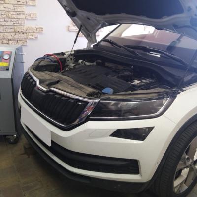 Шкода Кодиак на заправке кондиционера в процессе диагностики