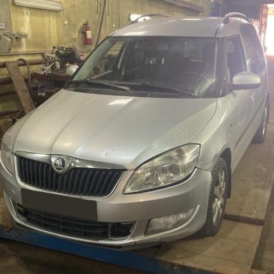Шкода Румстер в процессе замены опорных подшипников