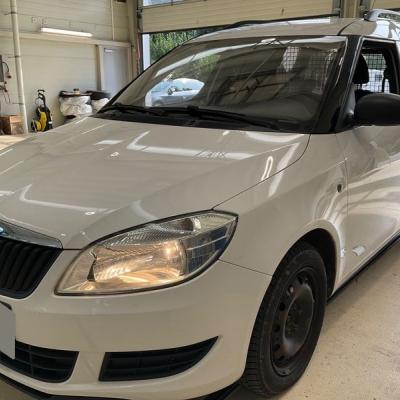 Шкода Румстер в автотехцентре после замены прокладки клапанной крышки