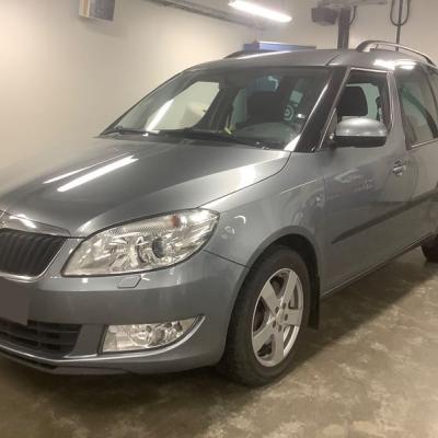 Шкода Румстер в автотехцентре после замены радиатора кондиционера