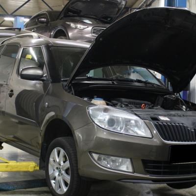 Шкода Румстер в автотехцентре на замене суппортов