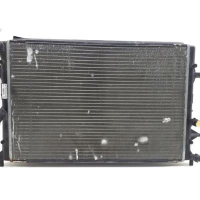 Очищенный радиатор охлаждения двигателя