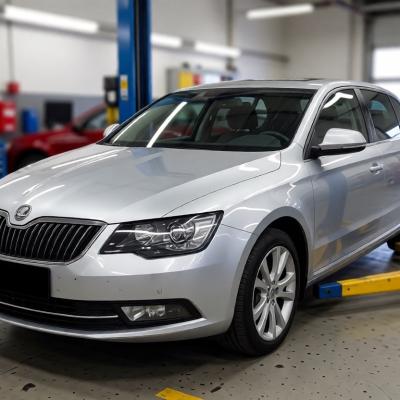 Шкода Суперб готовится к замене масла двигателя