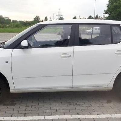 белая Шкода Фабия сбоку