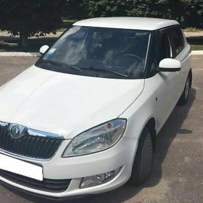 белая Фабия спереди