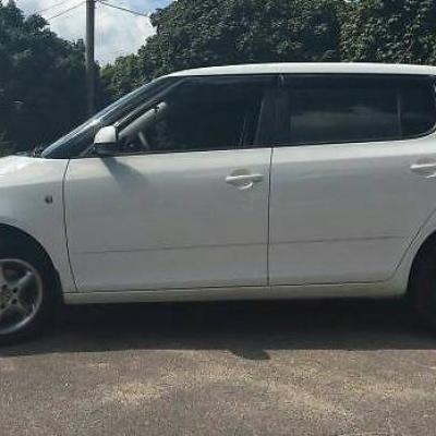 Шкода Фабия сбоку