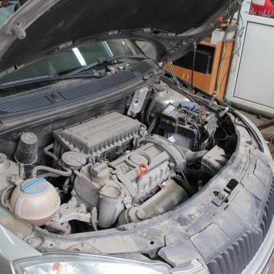 открытый капот на Шкоде