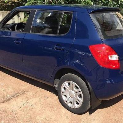 синяя Фабия сзади