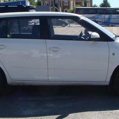 белая Фабия сбоку