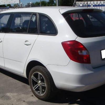 белая Шкода Фабия