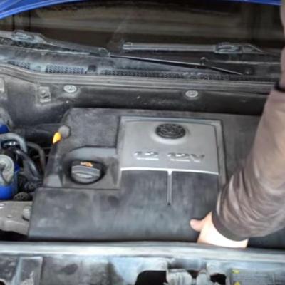 открытый капот на Фабии