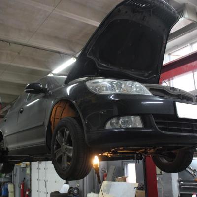 Октавия на подъемнике