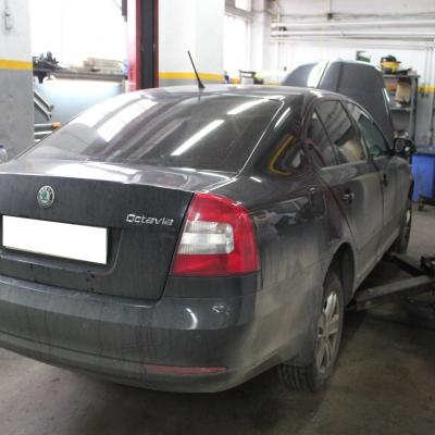 черная Октавия на подъемнике