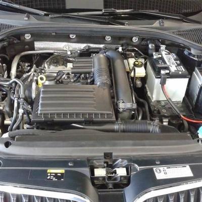 открытый капот на Шкоде