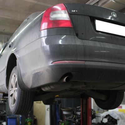 Октавия на подъемнике