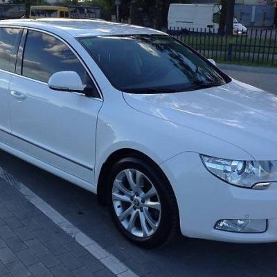 белая Шкода Суперб