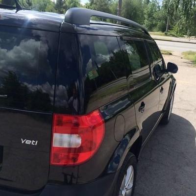 черная Шкода Йети сзади