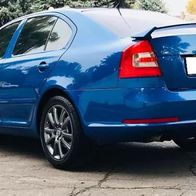 синяя Октавия сзади